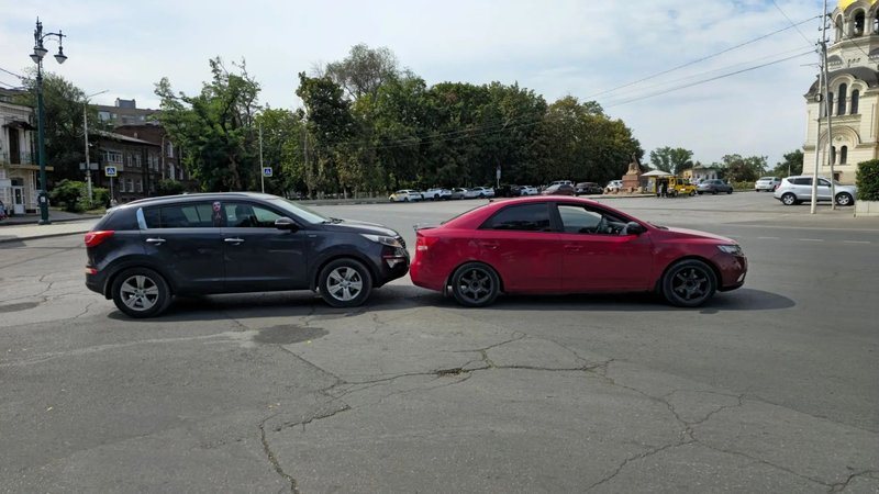 На площади Ермака при выезде со спуска Красного столкнулись два автомобиля Kia