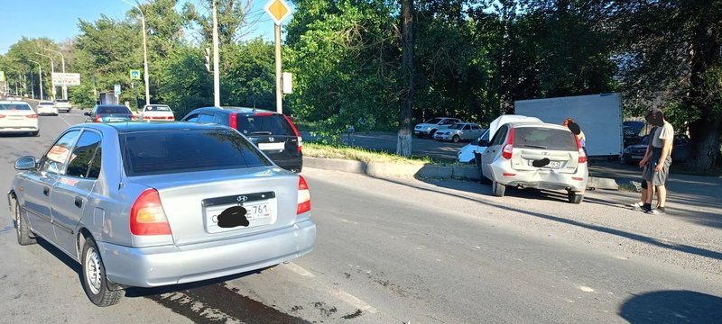 Столкновение на перекрёстке проспекта Баклановского и переулка Магнитного в Новочеркасске