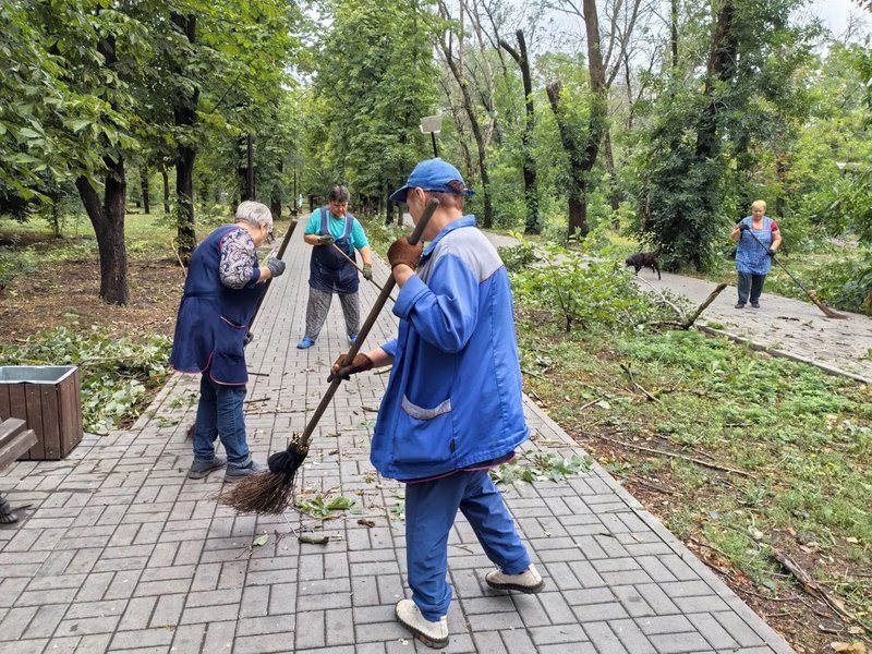 Новочеркасцы убирают Парк Электровозостроителей после ливня и ветра