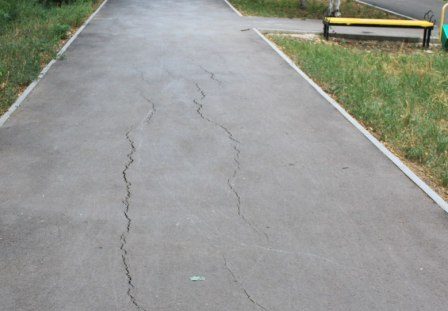 Асфальт в роще «Красная весна» потрескался