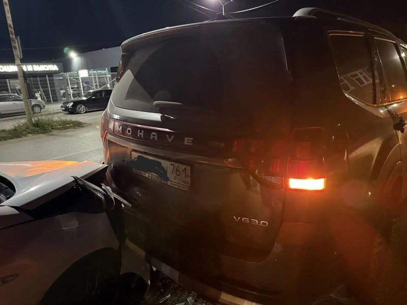 Водитель Kia Ceed не смог избежать столкновения с Kia Mohave у поворота на Терапию