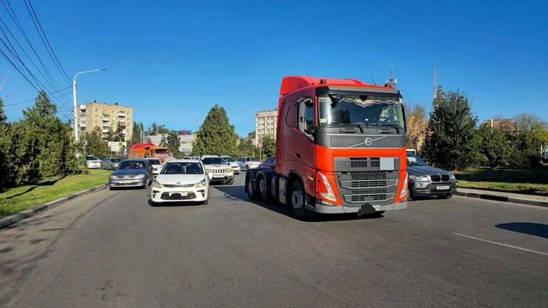 Грузовик Volvo и Kia столкнулись на площади Юбилейной в Новочеркасске