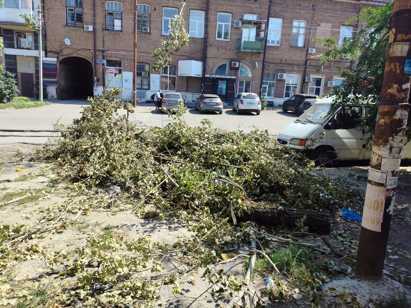 В Новочеркасске продолжают устранять последствия урагана