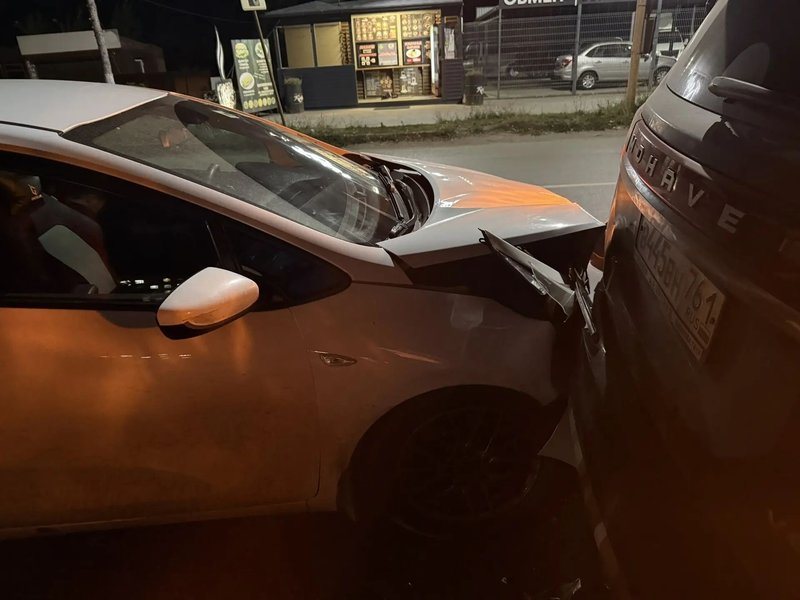 Водитель Kia Ceed не смог избежать столкновения с Kia Mohave у поворота на Терапию