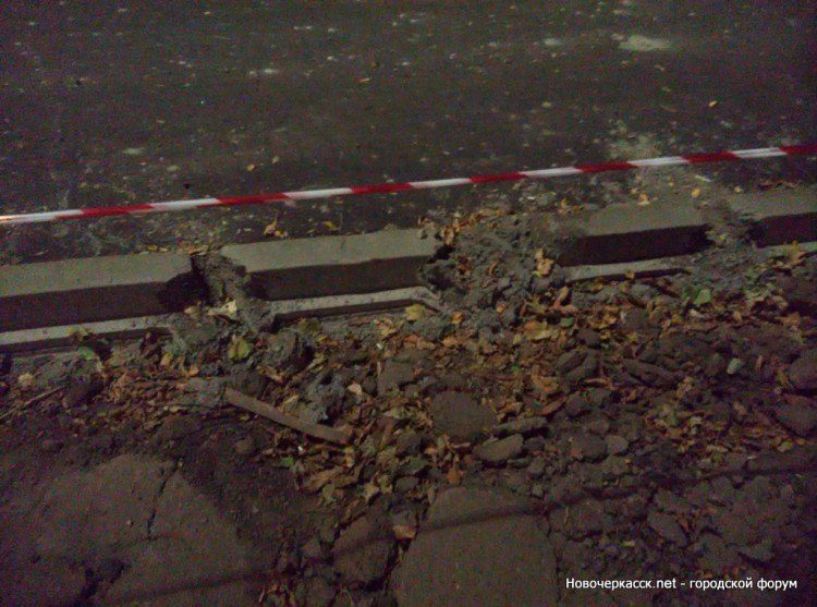 В Новочеркасске испортили свежеустановленные бордюры на Баклановском