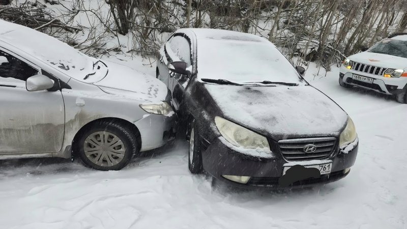 На подъёме у дома 119 по Красноармейской Toyota докатилась до застрявшего Hyundai