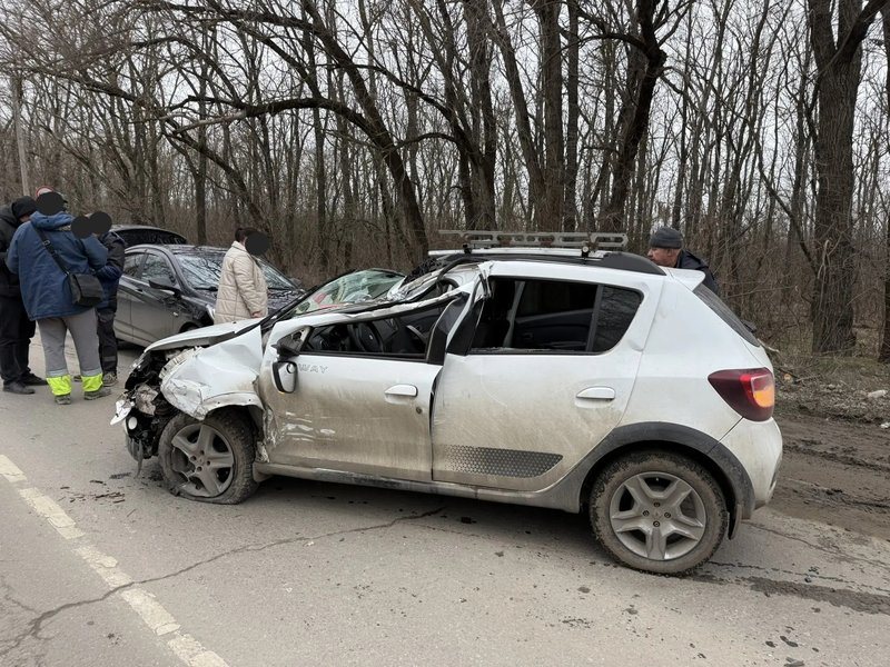 На Багаевском шоссе автомобиль Рено догнал грузовик КАМАЗ