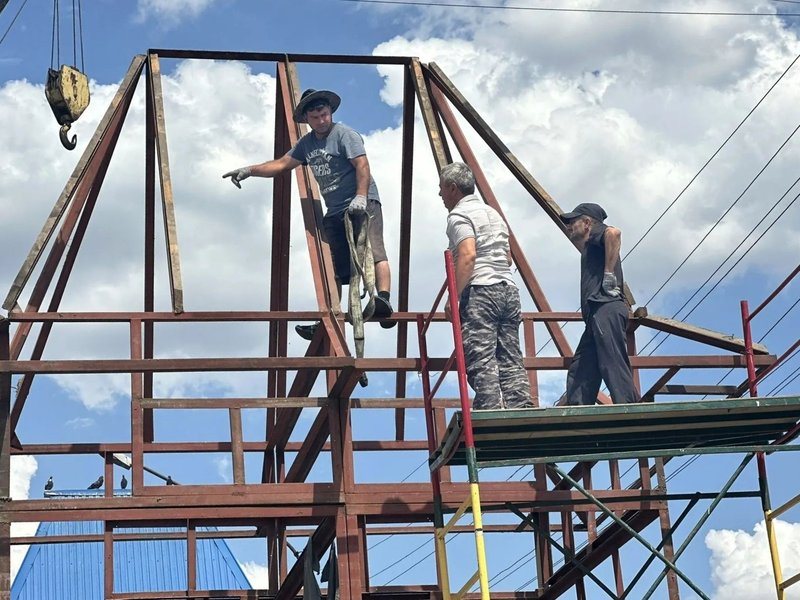 В Новочеркасске начался демонтаж входной группы Азовского рынка на Платовском