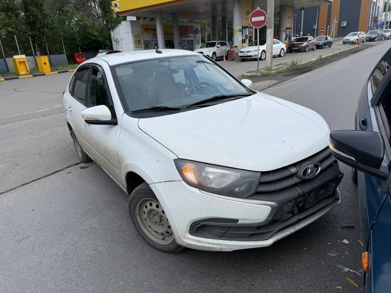 На Харьковском шоссе в Новочеркасске столкнулись LADA Granta и ВАЗ-2108