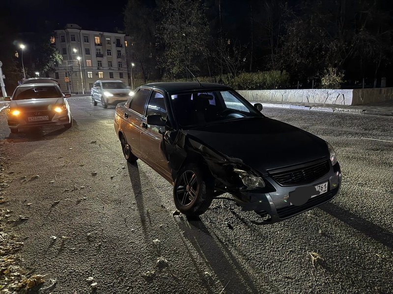 На Троицкой площади в Новочеркасске автомобиль столкнулся с припаркованной машиной, пострадал пожилой мужчина