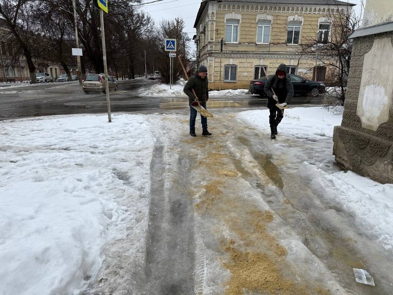Молодёжный парламент очистил от наледи тротуар в частном секторе Новочеркасска