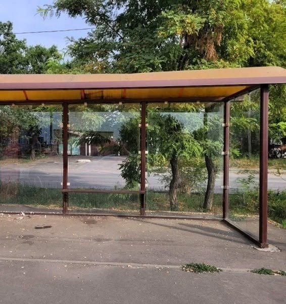 В Новочеркасске продолжаются уборка улиц и обновление остановок