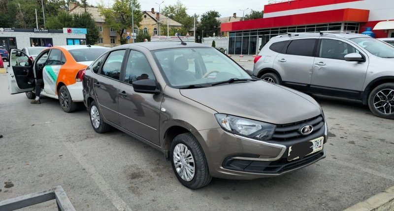 На парковке на улице Мацоты, 58 при движении задним ходом столкнулись Volkswagen и Lada Granta