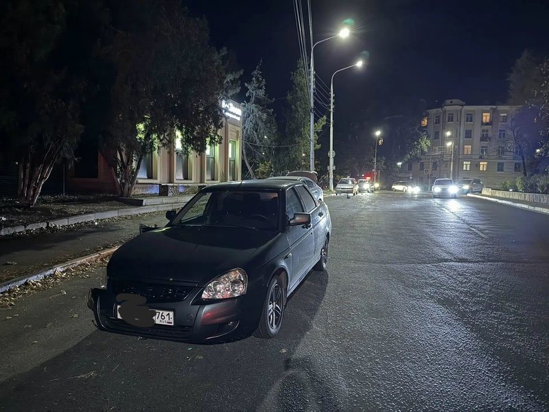 На Троицкой площади в Новочеркасске автомобиль столкнулся с припаркованной машиной, пострадал пожилой мужчина