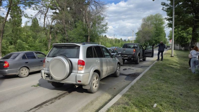 На улице Машиностроителей в Новочеркасске Toyota врезалась в Ford Focus и подтолкнула его под пикап