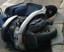 Пьяный скутерист попал под машину