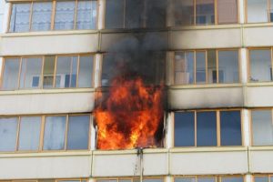 Пожар в новочеркасской многоэтажке унес жизнь пенсионерки